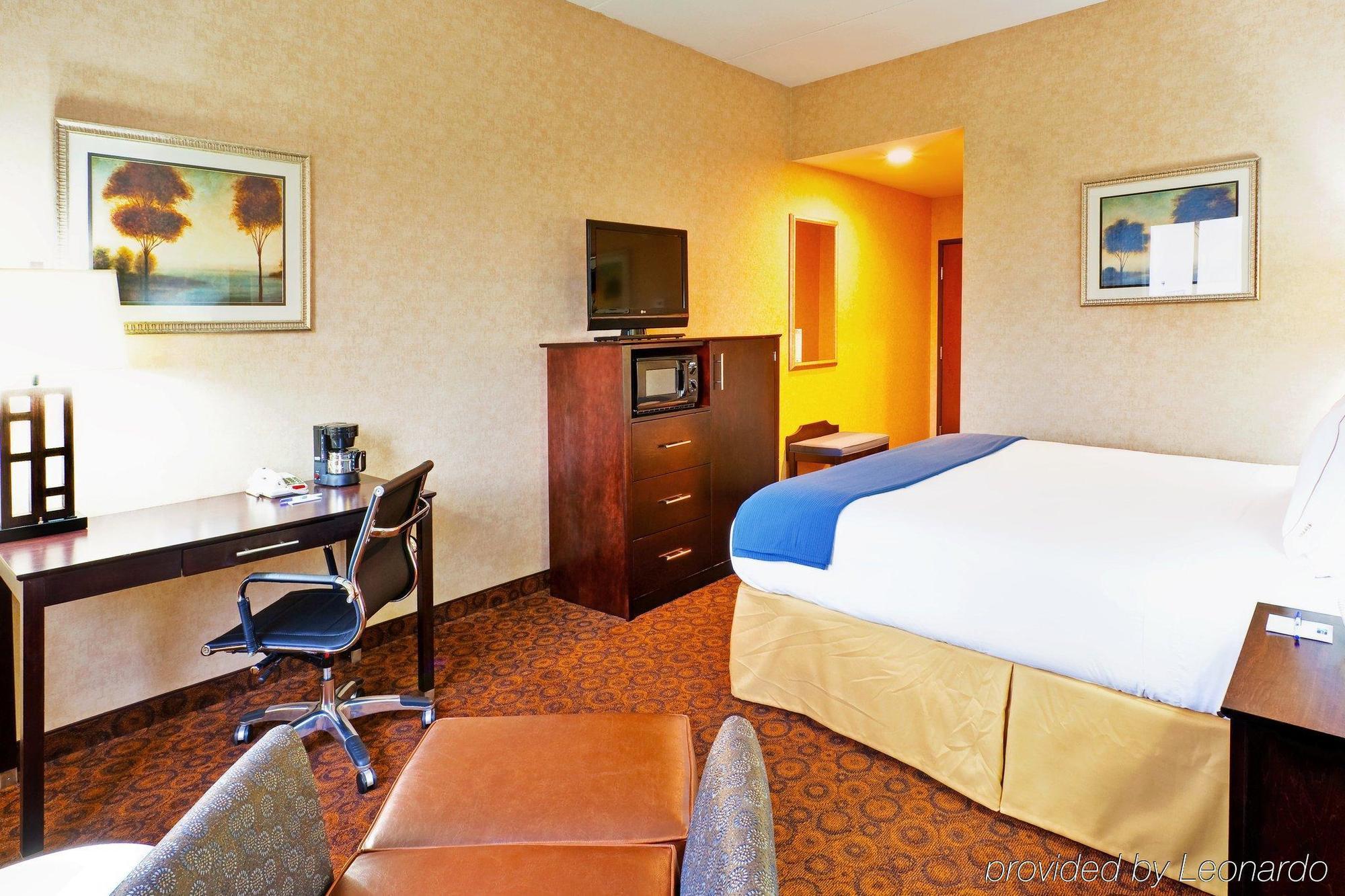Holiday Inn Express Hotel & Suites Byram By Ihg Room photo