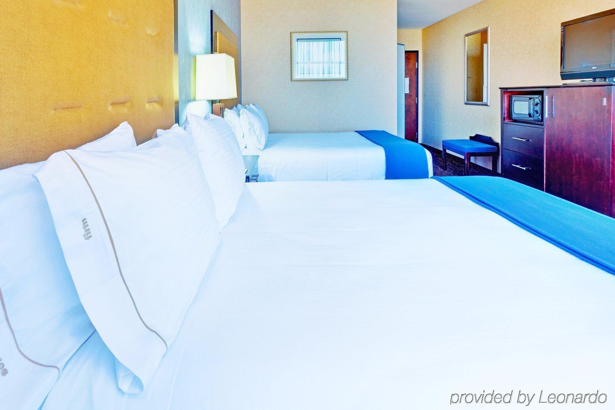 Holiday Inn Express Hotel & Suites Byram By Ihg Room photo