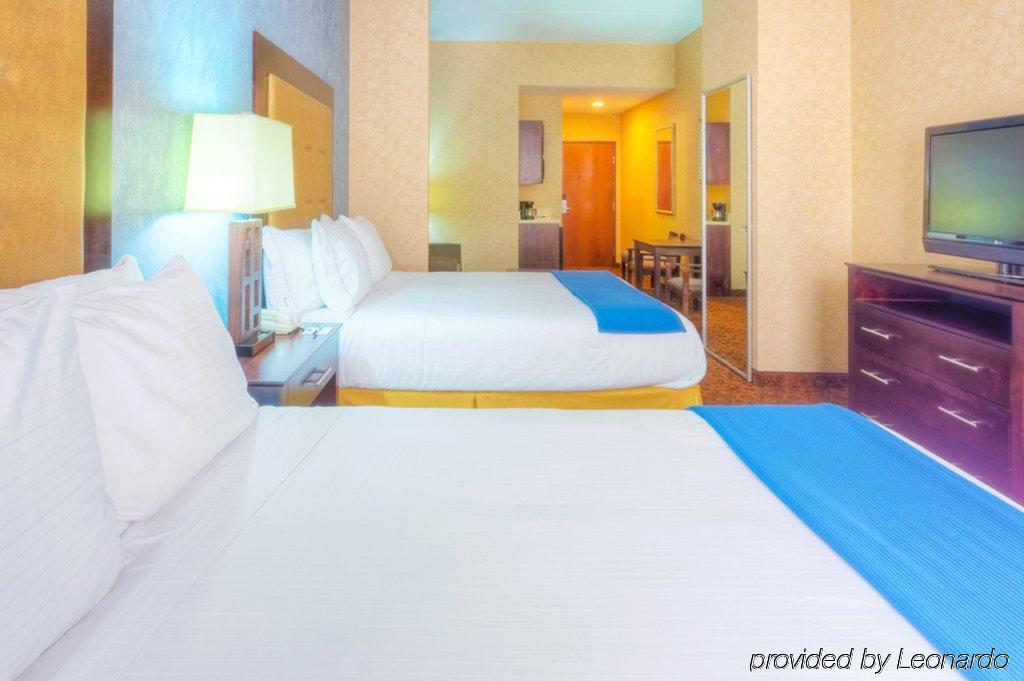 Holiday Inn Express Hotel & Suites Byram By Ihg Room photo