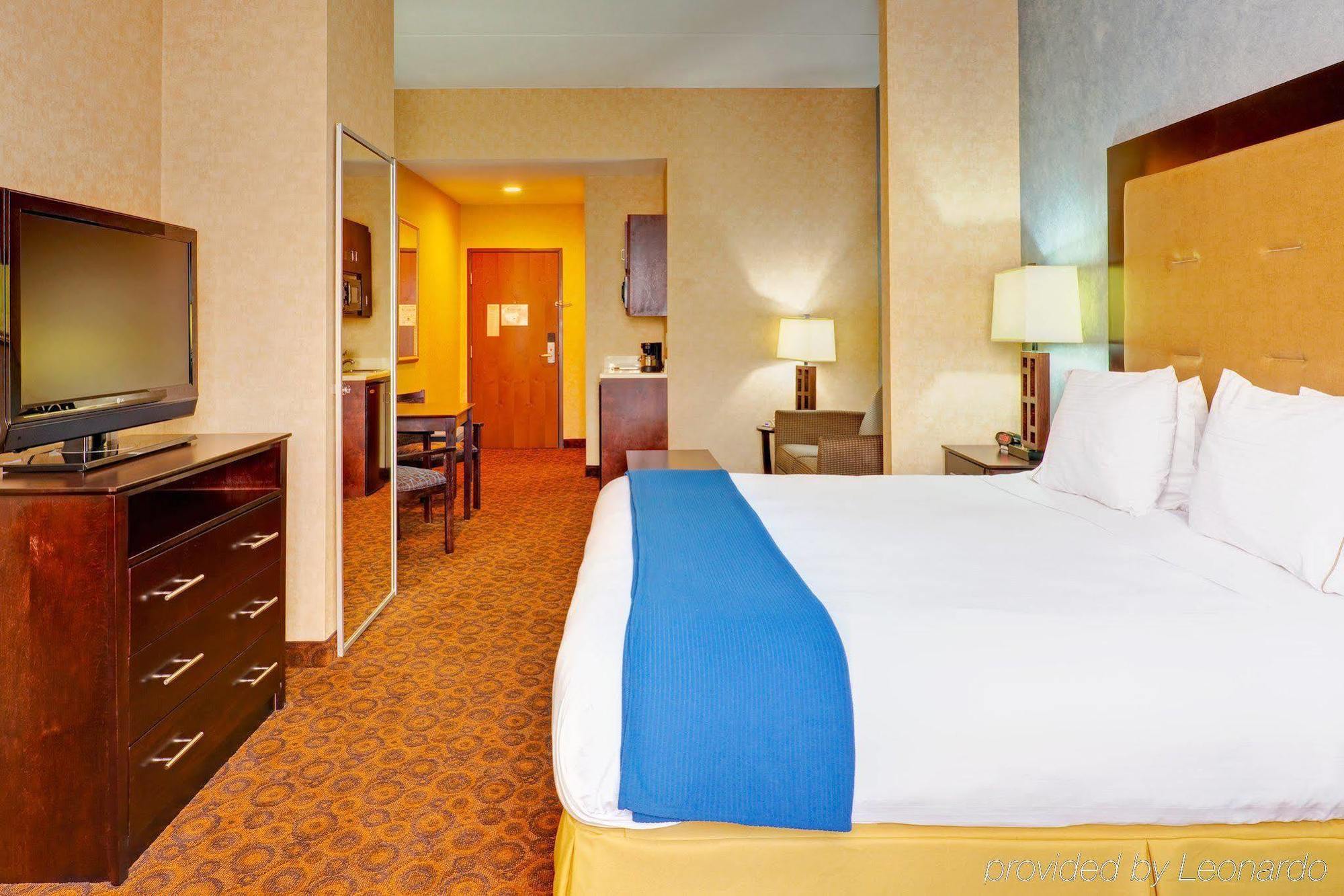 Holiday Inn Express Hotel & Suites Byram By Ihg Room photo