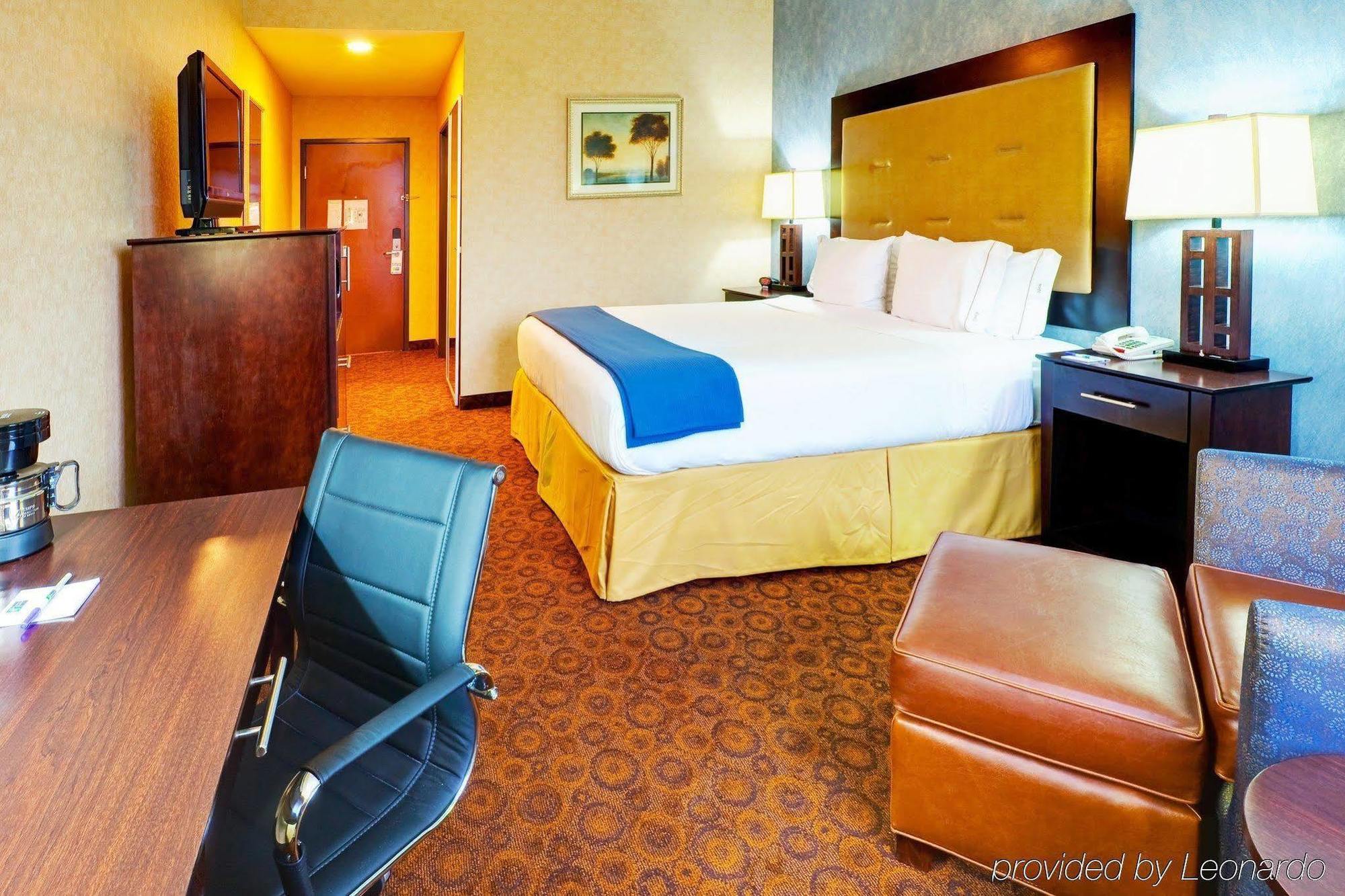 Holiday Inn Express Hotel & Suites Byram By Ihg Exterior photo