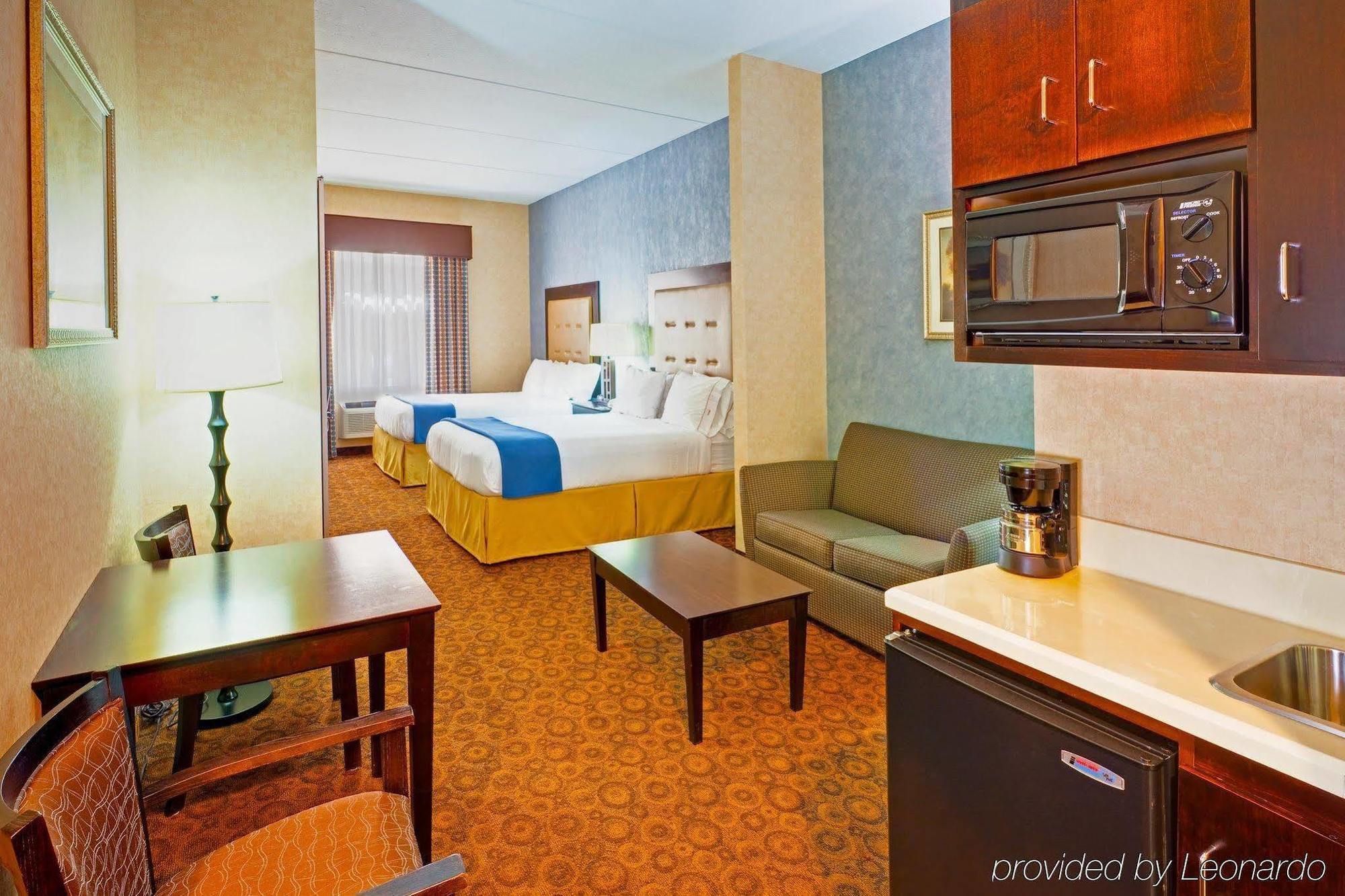 Holiday Inn Express Hotel & Suites Byram By Ihg Room photo
