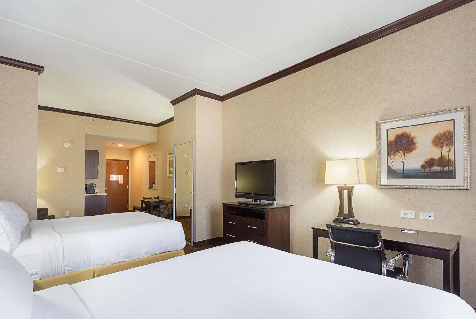 Holiday Inn Express Hotel & Suites Byram By Ihg Exterior photo